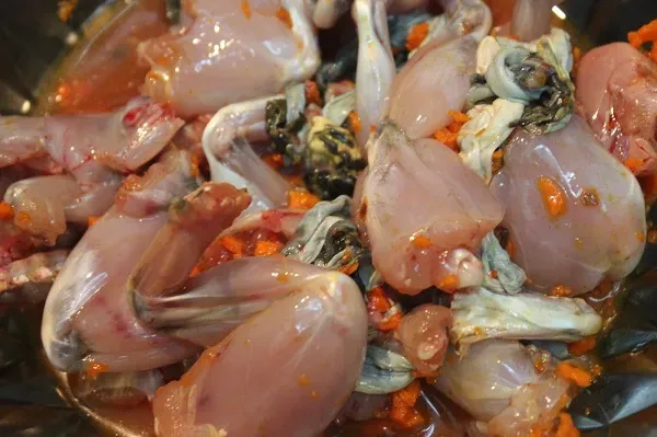 Bữa cơm thêm ngon miệng với cách làm ếch xào măng chua đơn giản