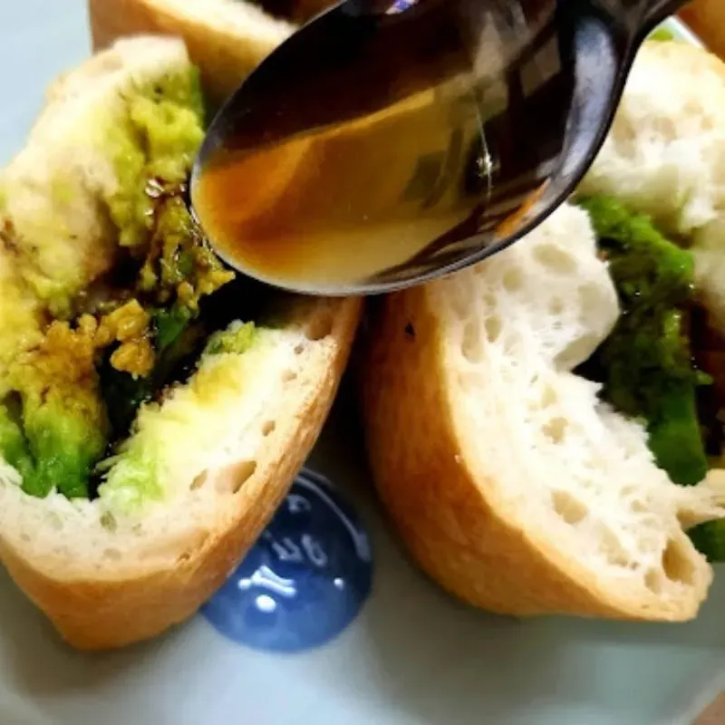 Cách làm bánh mì sốt bơ xanh kẹp thịt nướng độc lạ thơm ngon cho bữa sáng