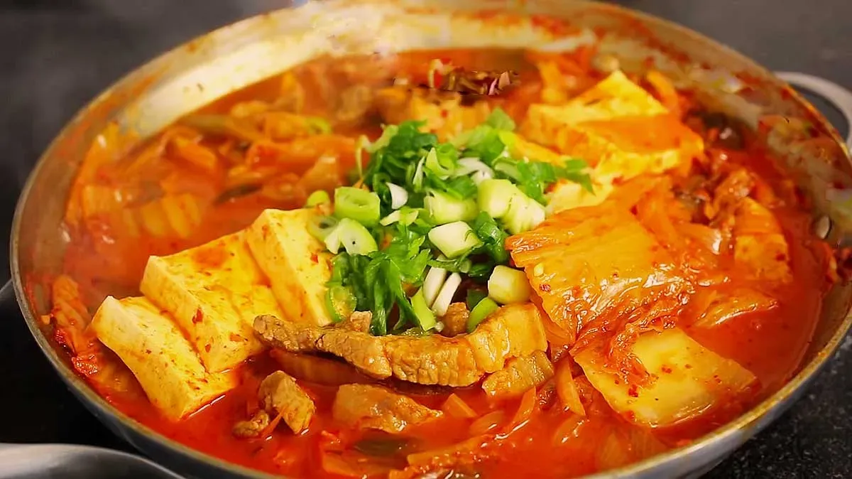 Cách nấu canh kim chi thịt bò chuẩn vị Hàn Quốc