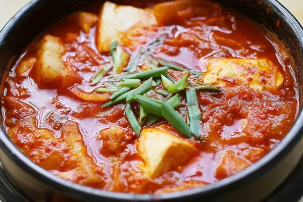 Cách nấu canh kim chi thịt bò chuẩn vị Hàn Quốc