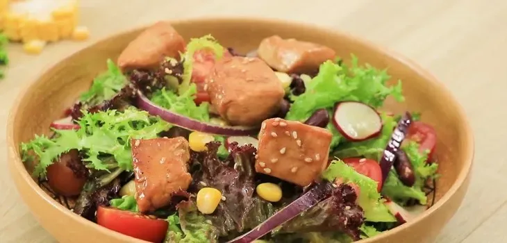 Công thức làm món salad ức gà giòn ngon chuẩn nhà hàng