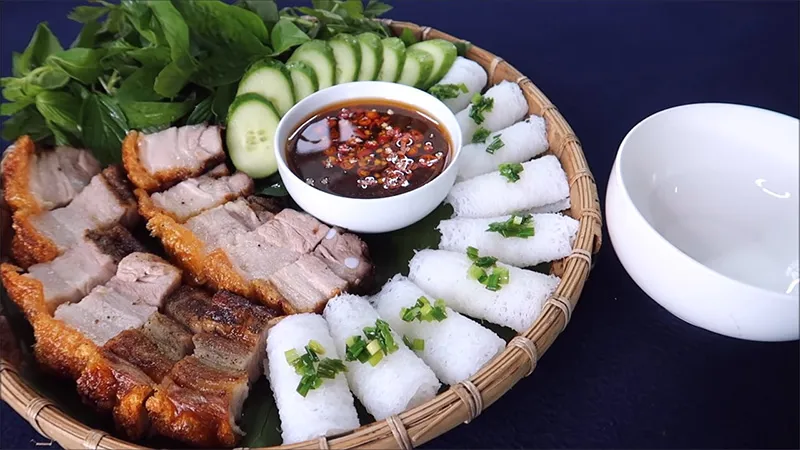 Đổi mới thực đơn cho ngày mưa gió bằng món heo quay giòn bì, ngon mê ly