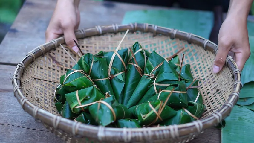 Du lịch vùng núi phía Bắc, nhất định phải thử bánh coóc mò của người Tày