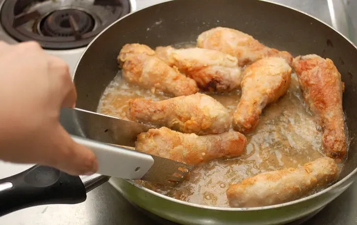 Học ngay cách làm gà rán giòn rụm chỉ với 2 gói gia vị gà rán
