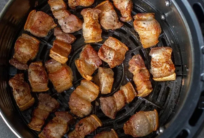 Hướng Dẫn Cách Làm Thịt Ba Rọi Chiên Giòn Sốt Mắm Tỏi & Sốt Thái