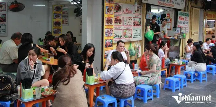 Quán nộm giòn sần sật ‘không nước mắm’: Người ăn kín vỉa hè, người bán không ngơi tay