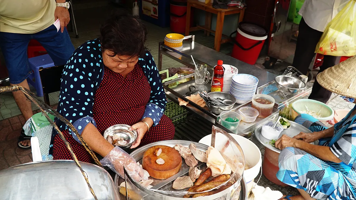 Săn lùng 5 quán ăn Sài Gòn mang “hương vị t.uổi thơ” trên 50 năm