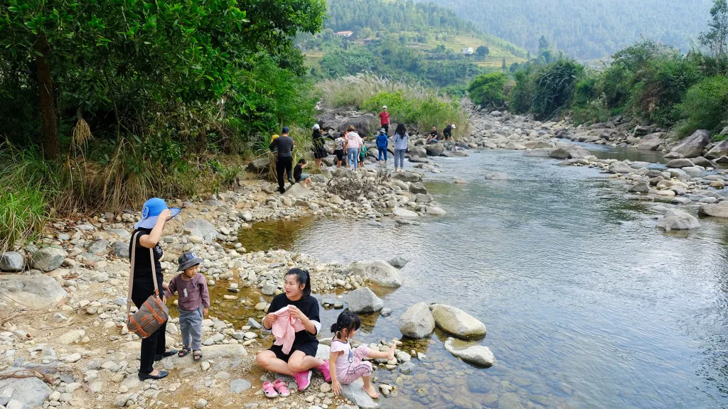 Thưởng thức đặc sản thịt ngan đen Bình Liêu ngọt thơm