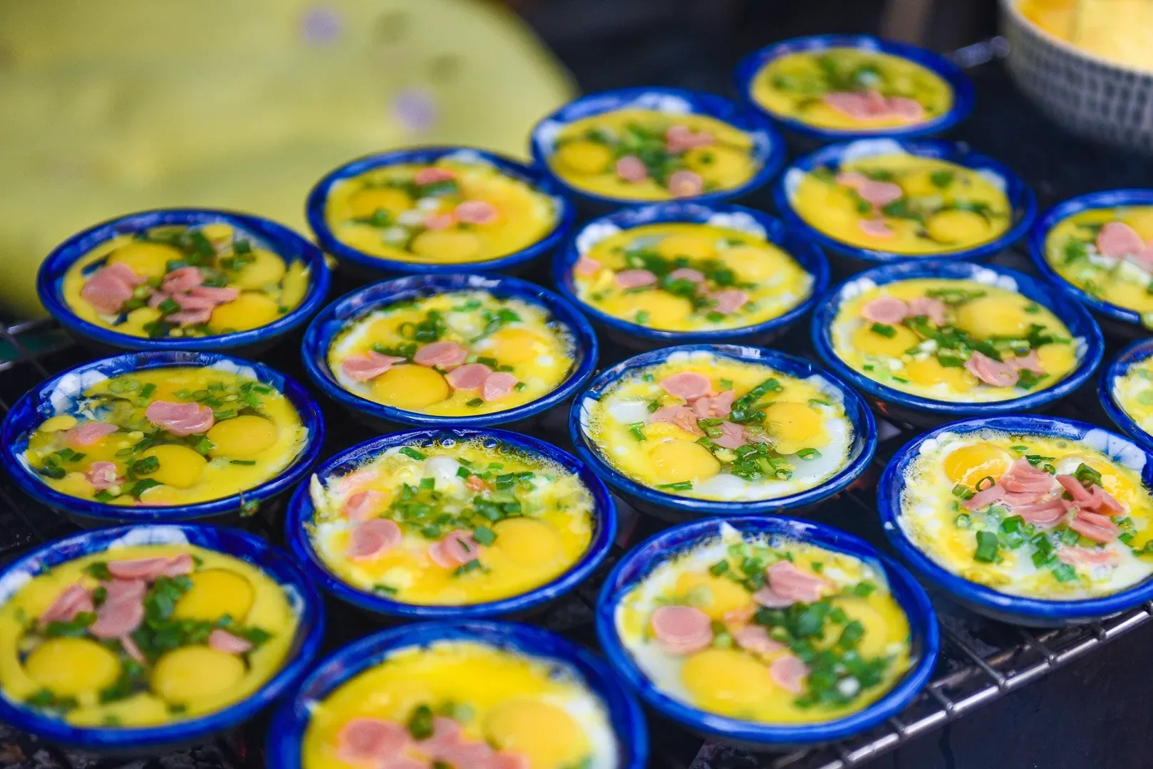 Trứng chén nướng thơm nức mũi ngày đông Hà Nội, đón trăm khách/ngày