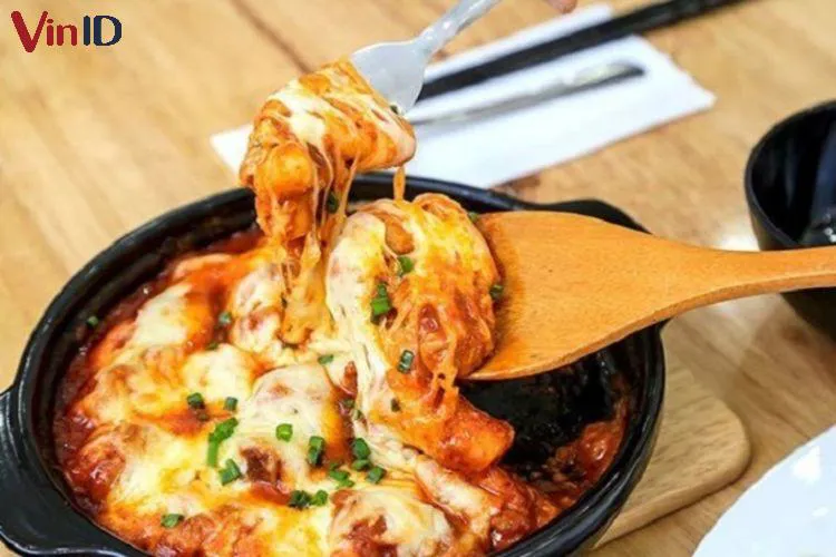 2 cách làm tokbokki phô mai chuẩn Hàn Quốc mời bạn bè cùng xơi