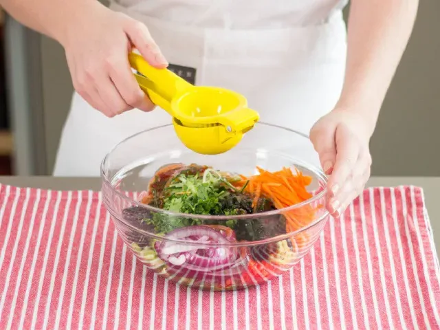 2 món salad tôm ngon miệng dễ làm lại phù hợp với người ăn kiêng giảm cân