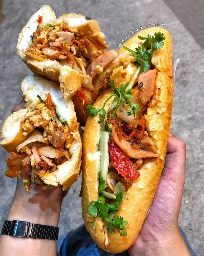 Bánh mì Sài Gòn chấm xì dầu Đức