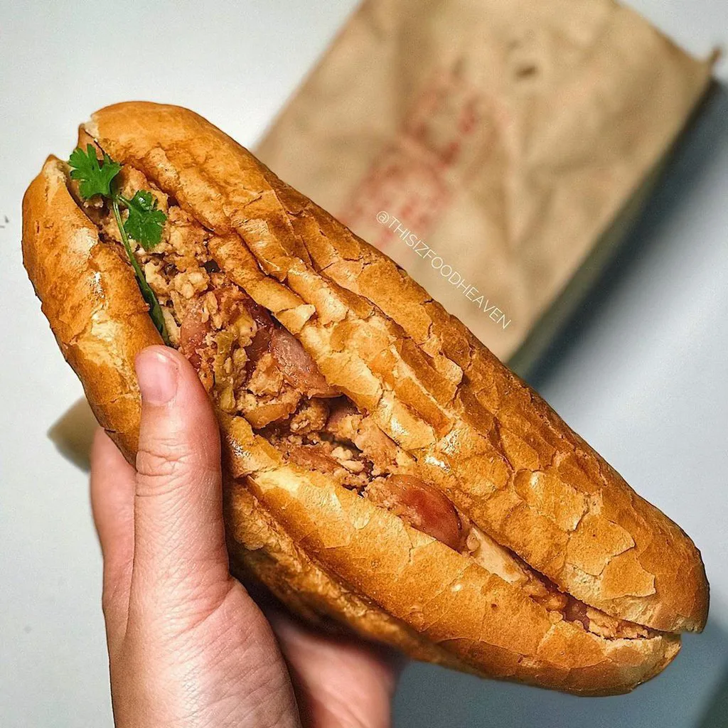 Bánh mì Sài Gòn chấm xì dầu Đức