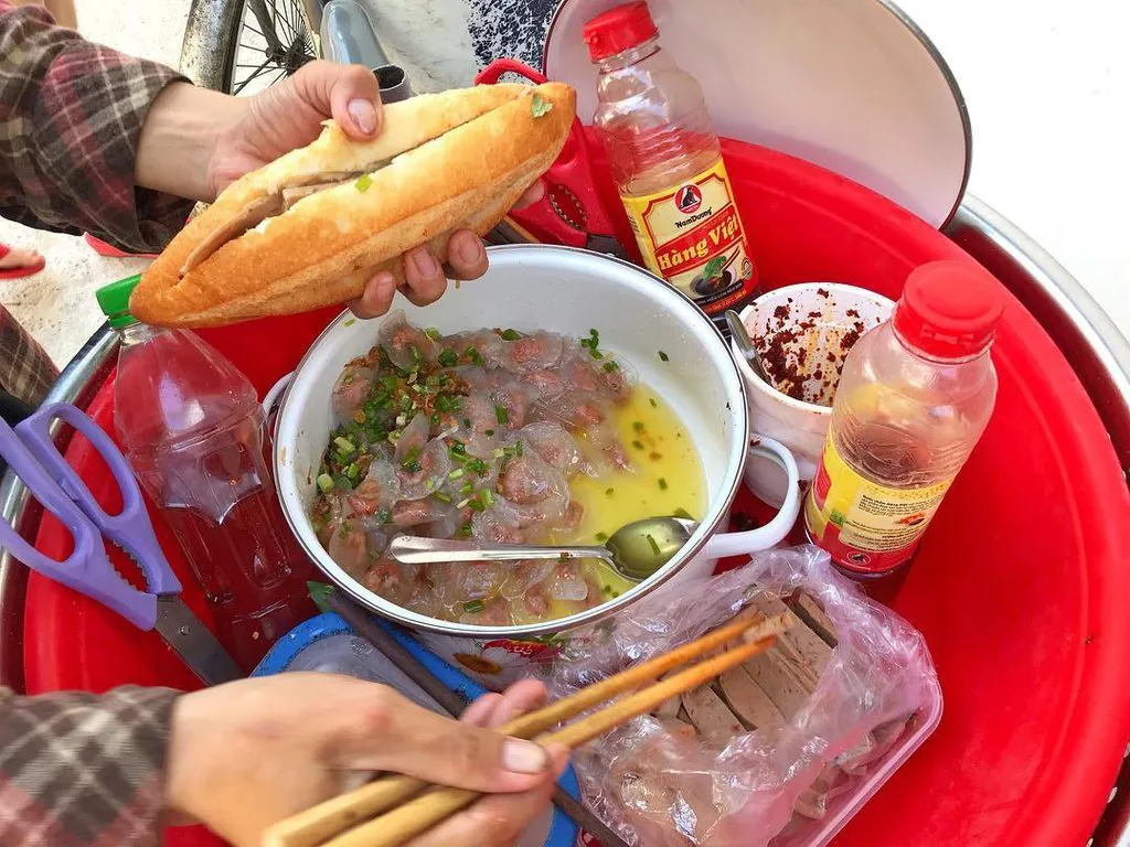 Bánh mì Sài Gòn chấm xì dầu Đức