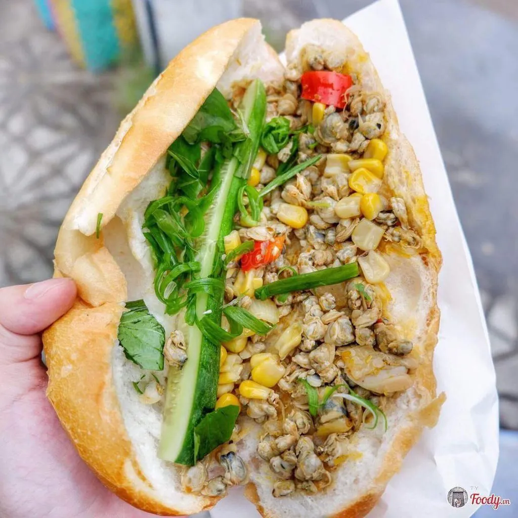 Bánh mì Sài Gòn chấm xì dầu Đức