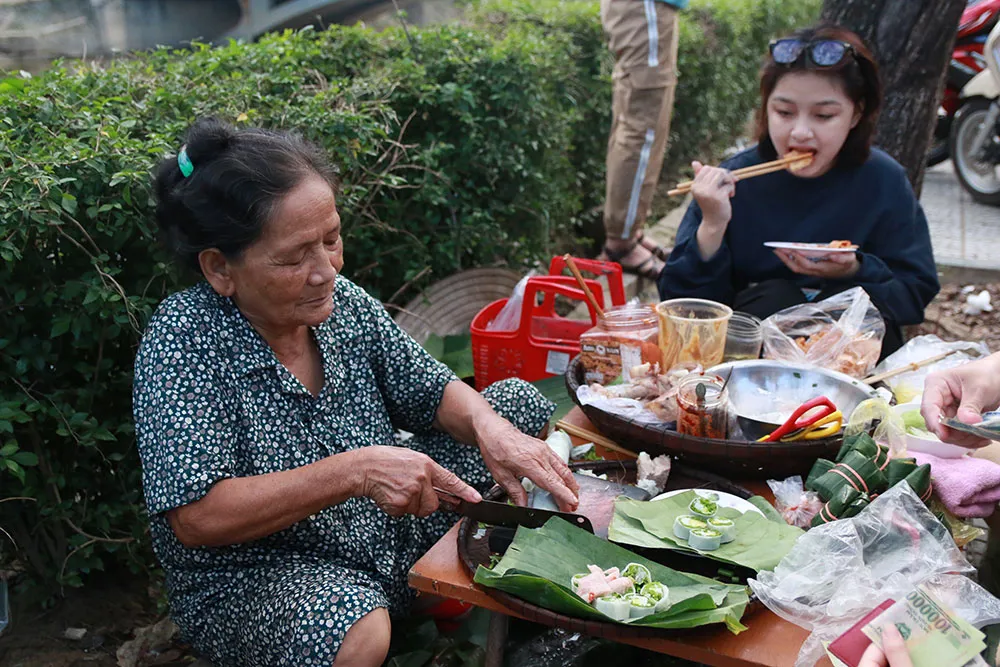 Bánh ướt cuốn tôm chua- nét đặc trưng của ẩm thực xứ Huế