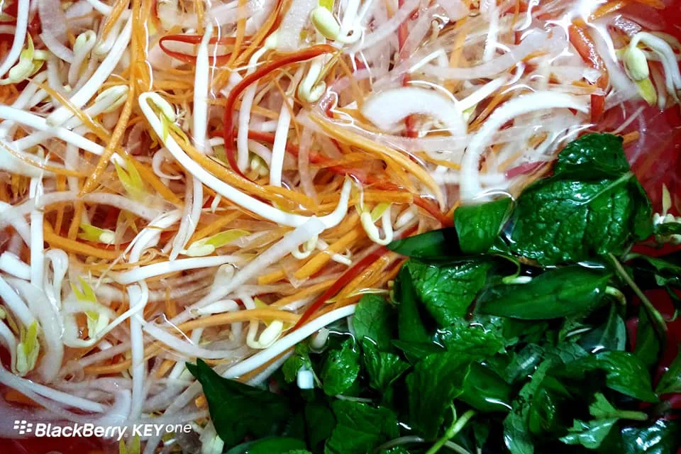 Bí quyết làm món salad ức gà thơm ngon, ít béo