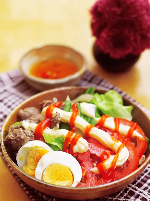 Bữa tối lạ miệng với salad trộn thịt bò cực hấp dẫn