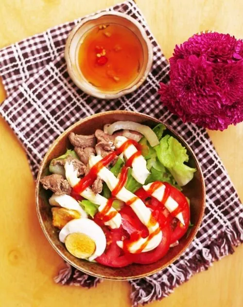 Bữa tối lạ miệng với salad trộn thịt bò cực hấp dẫn