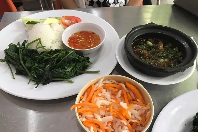 Bún riêu cua và cơm tấm ở Côn Đảo