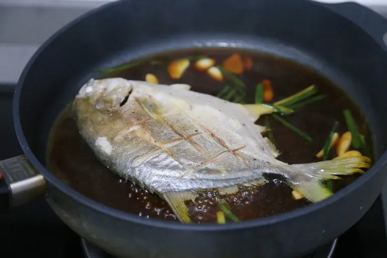 Cá kho ăn mãi cũng chán, đem sốt tương kiểu này vừa ngon lại lạ miệng