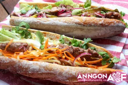 Cách làm bánh mì kẹp thịt gà tuyệt ngon cho bữa sáng