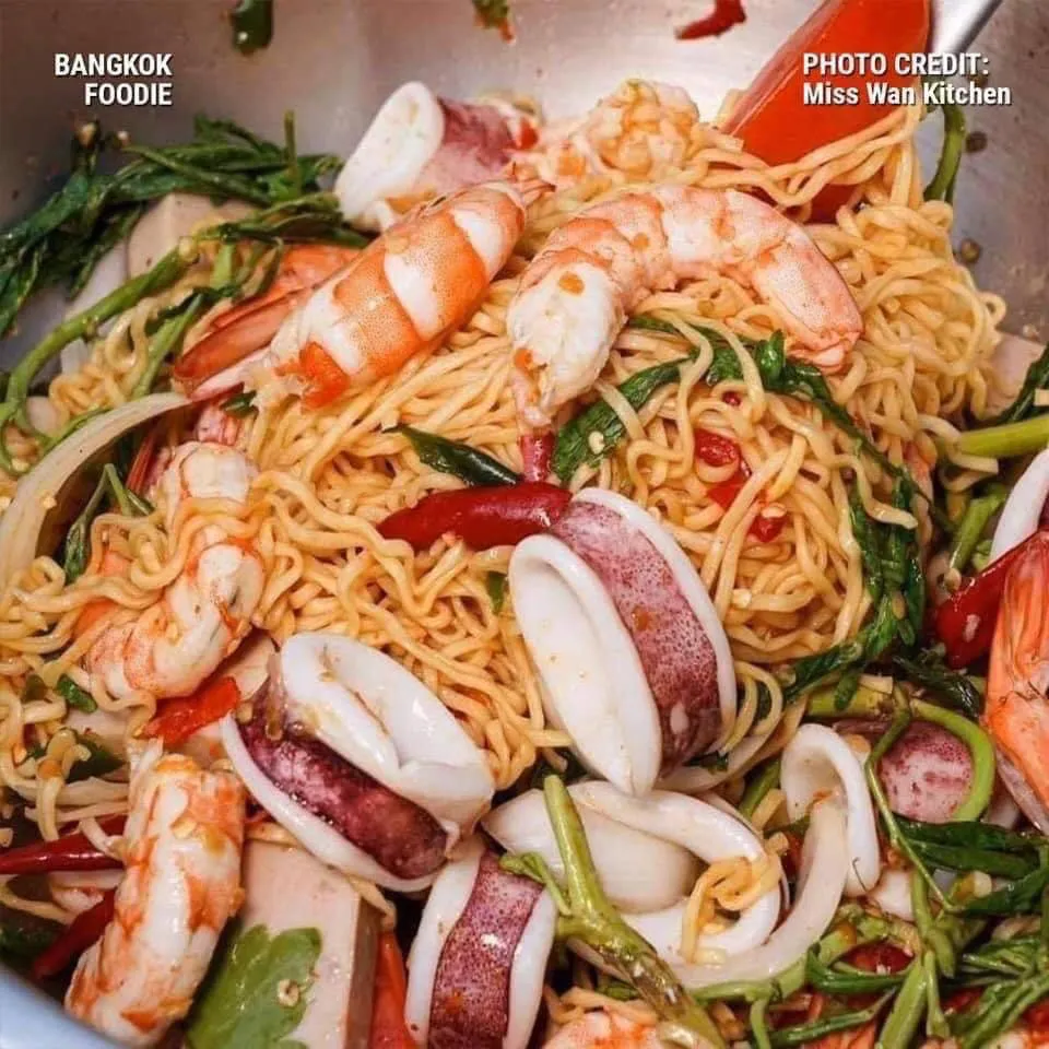 Cách làm món gỏi salad mì ăn liền chua cay Thái Lan