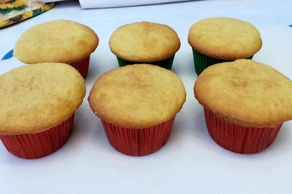 Cách làm vanilla cupcakes siêu dễ cực thơm ngon tại nhà