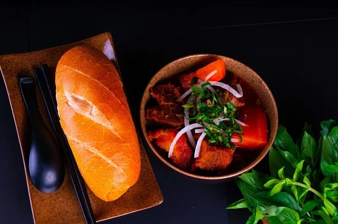 Cách nấu bò kho chấm bánh mì cho bữa sáng năng lượng