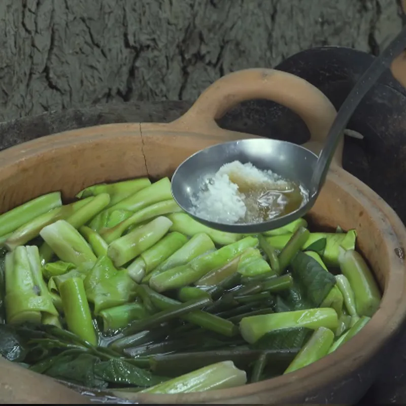 Cách nấu canh chua cá trê ngon với rau nhút, thơm và me