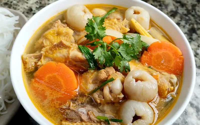 Canh sườn nấu nấm