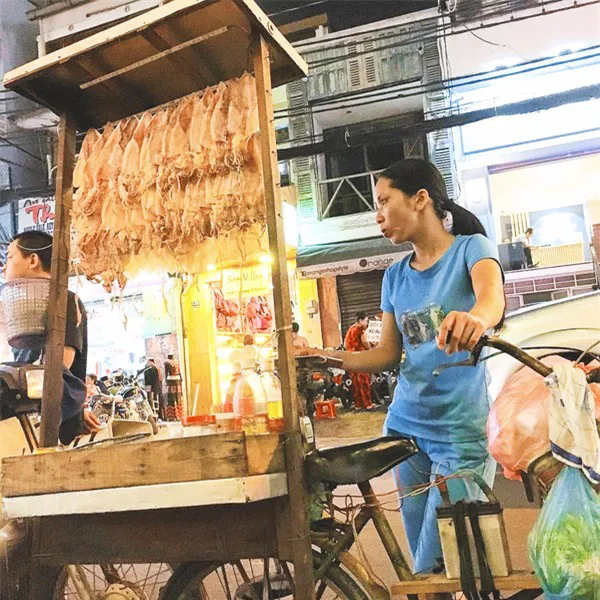 Checkin con đường ăn vặt siêu đông khách giữa 2 trường Đại học tại Sài Gòn