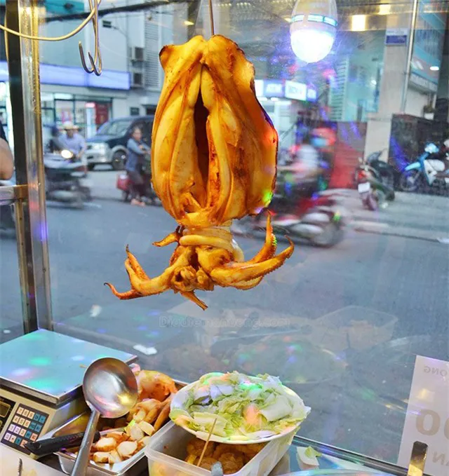 Checkin con đường ăn vặt siêu đông khách giữa 2 trường Đại học tại Sài Gòn