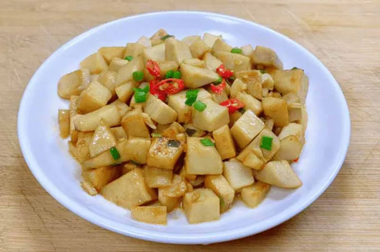 Củ này có giá 25.000đ/kg, người Nhật gọi là “củ trường sinh”, nấu lên ăn ngon hơn thịt lợn, vừa dọn ra đã hết sạch