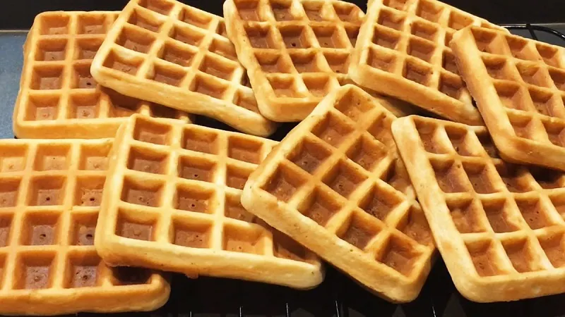 Cuối tuần làm bánh waffle mè đen ăn thư giãn