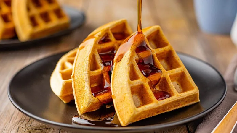 Cuối tuần làm bánh waffle mè đen ăn thư giãn