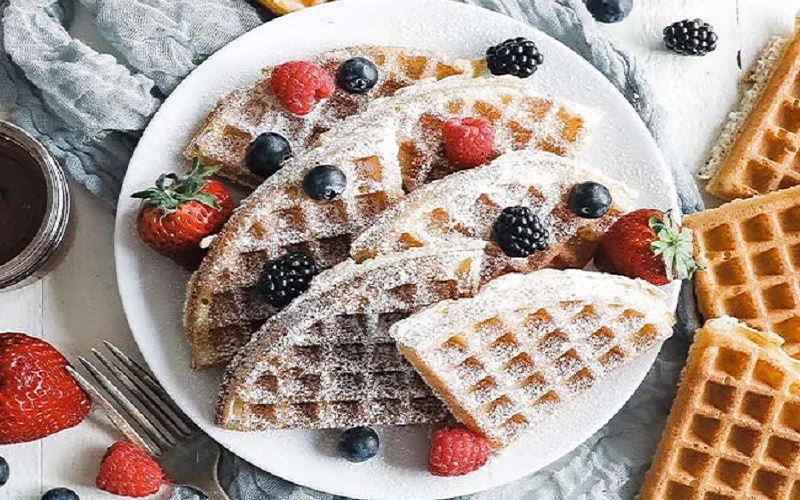 Cuối tuần làm bánh waffle mè đen ăn thư giãn