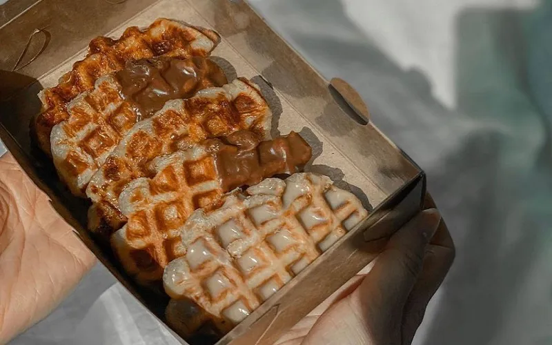 Cuối tuần làm bánh waffle mè đen ăn thư giãn