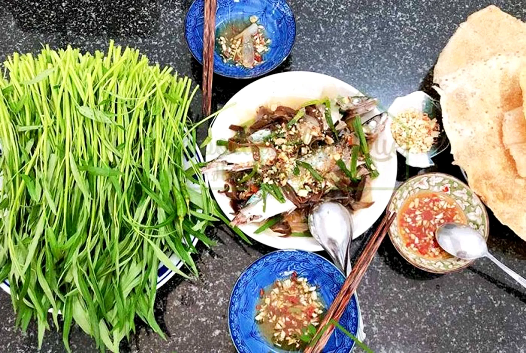 Cuốn cuốn, chấm chấm bánh tráng rau muống