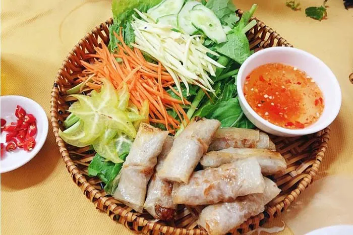 Cuốn cuốn, chấm chấm bánh tráng rau muống