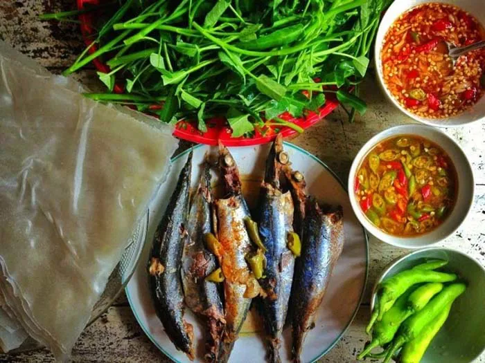 Cuốn cuốn, chấm chấm bánh tráng rau muống