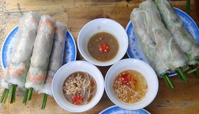 Cuốn cuốn, chấm chấm bánh tráng rau muống