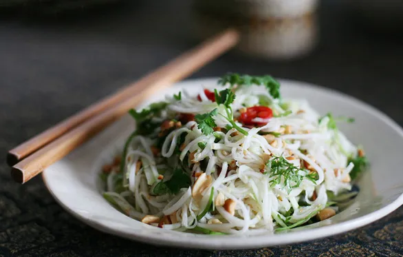 Dành 5 phút vào bếp làm món salad này, cơn ngấy thịt sợ mỡ của chị em sẽ được xóa tan trong chớp mắt!