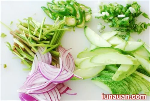 Đổi vị cho cả nhà với cách làm món salad mực kiểu hàn ngon miệng dễ làm !