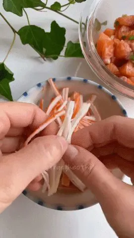 Dùng thanh cua làm snack giòn thơm, để cả tuần vẫn ngon như mới