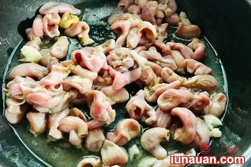 Hướng dẫn cách làm món bao tử cá ba sa xào cải chua vừa ngon vừa giòn !