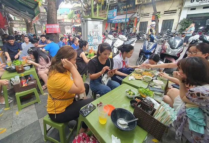 Khám phá quán mì niêu hải sản tại phố cổ Hà Nội, ngày bán 500 suất