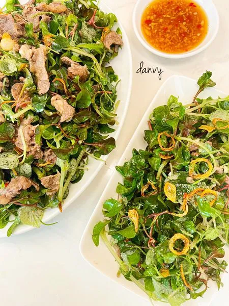 Loại rau xưa toàn vứt cho lợn giờ lại thành đặc sản, đem làm salad với thịt bò ngon bất chấp