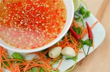 Luộc ngan nhớ cho vài giọt gia vị này vào nồi, thịt ngon mềm đậm đà, không hôi tanh