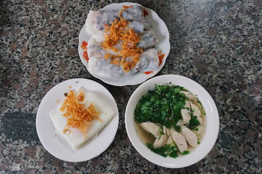 Lý do bánh cuốn Hà Giang chấm nước xương